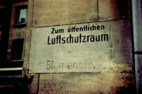 altes Schild mit der Aufschrift Zum öffentlichen luftschutzraum