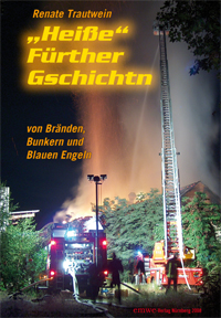 Feuerwehrwagen mit ausgefahrener Leiter in der Nacht im Feuerschein