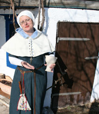 Die Forchheimerin Elbeth Weigantin vor Weinfässern